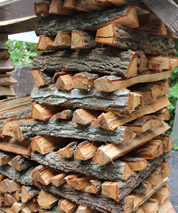業務案内イメージ薪割りした木材を乾燥中